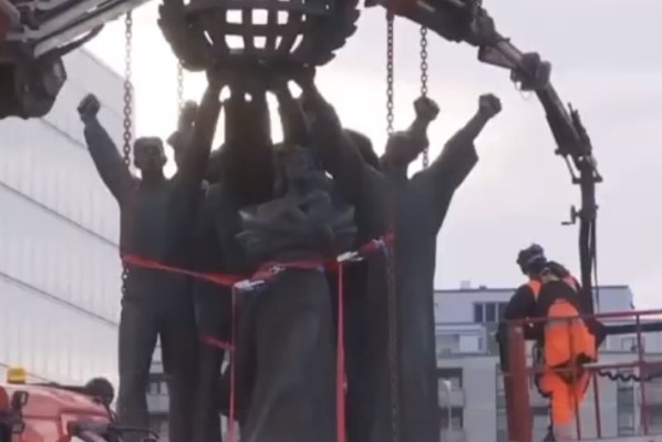 helsinkide-ssri-nin-hediyye-etdiyi-dunyada-sulh-heykeli-sokulub-video